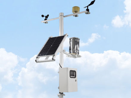 在水庫(kù)旁，建立了氣象站